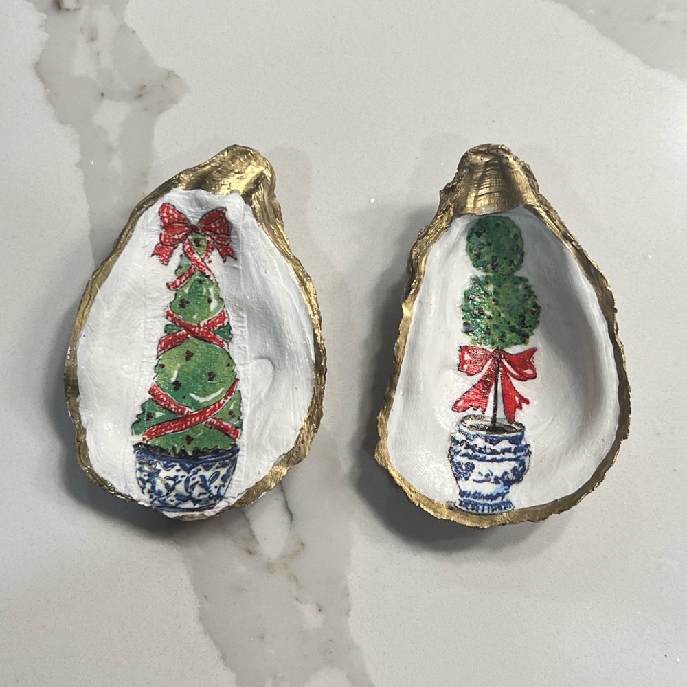 2 Christmas decorative oyster shells